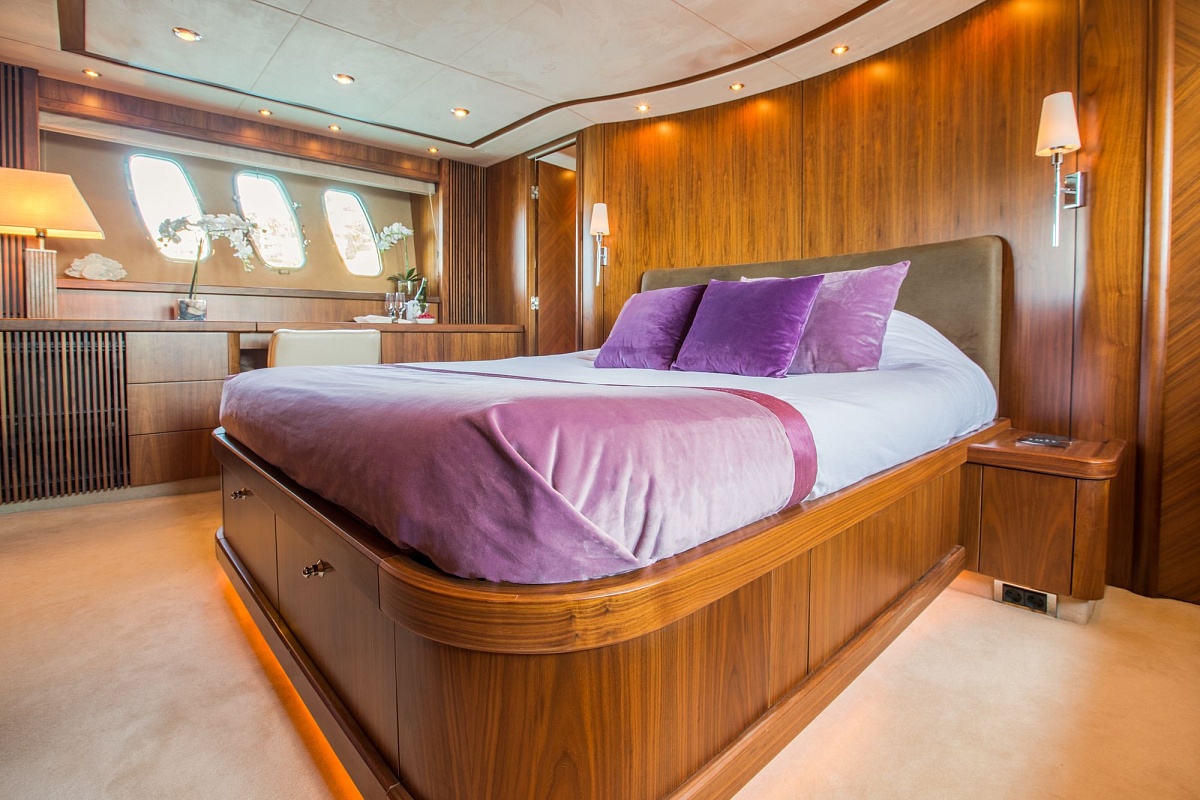 Аренда яхты Sunseeker Predator 82 Hooligan на Ибице - мастер каюта